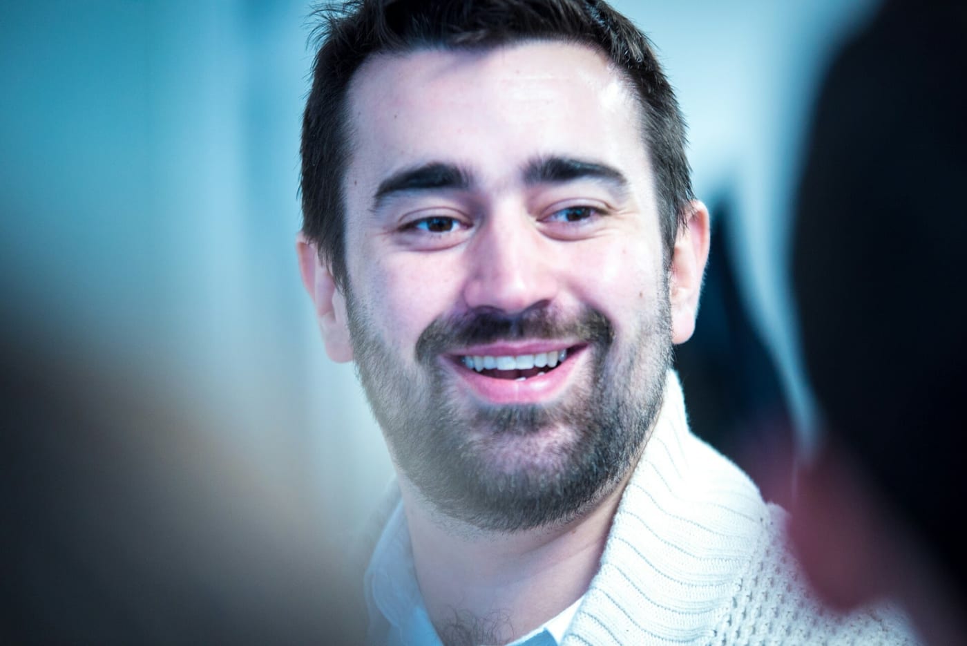 Mathieu Goarnisson, formateur et coach en relation client, casque téléphonique sur les oreilles